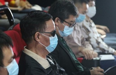 視覚障害者はいかにして暗闇で映画観賞するか