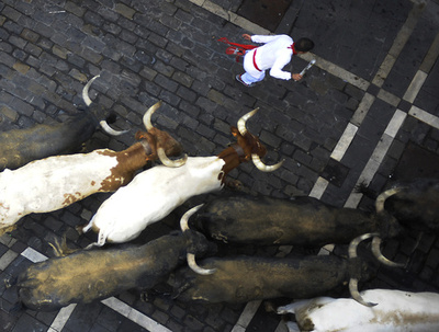 スペイン牛追いでまた死者、先月から合計7人