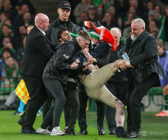 試合中にパレスチナ支持の抗議活動、サッカーアイルランド戦が一時中断