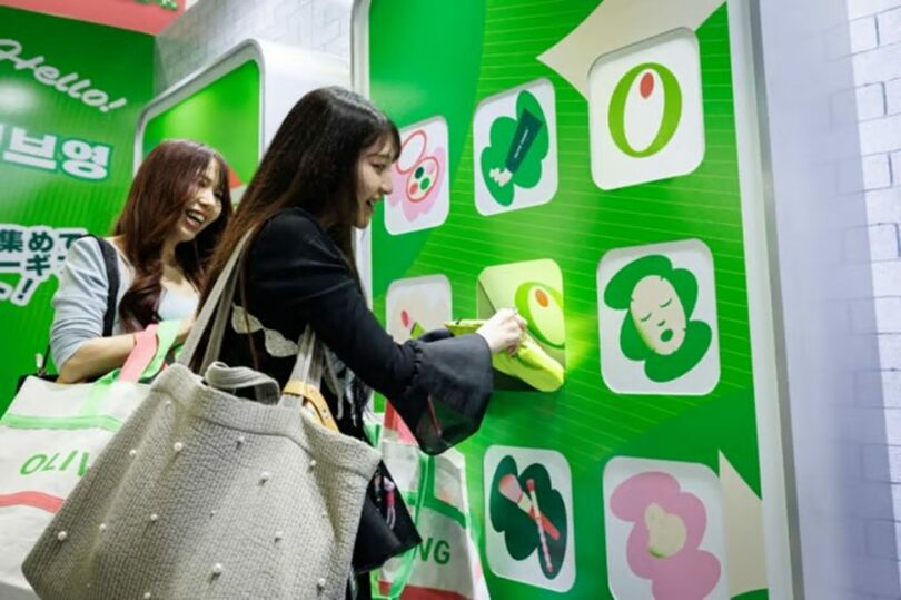 「オリーブヤングフェスタジャパン2026」を訪れた現地客がグッディバッグを受け取っている(c)MONEYTODAY