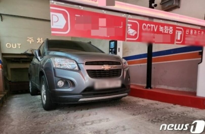 6月27日午前、仁川の商店街の進入路を封鎖している車(c)news1