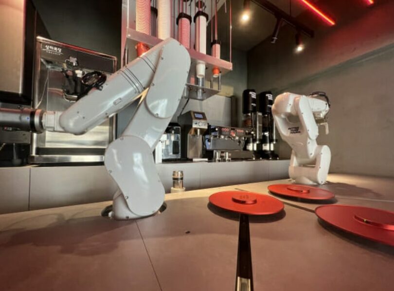 ソウル・聖水洞のロボットカフェ「ベラダンユアーズ」。飲料製造にロボット2台を同時活用して注文対応時間を短縮した。左側のロボットは氷を準備し、右側のロボットはショットを抽出している(c)KOREA WAVE
