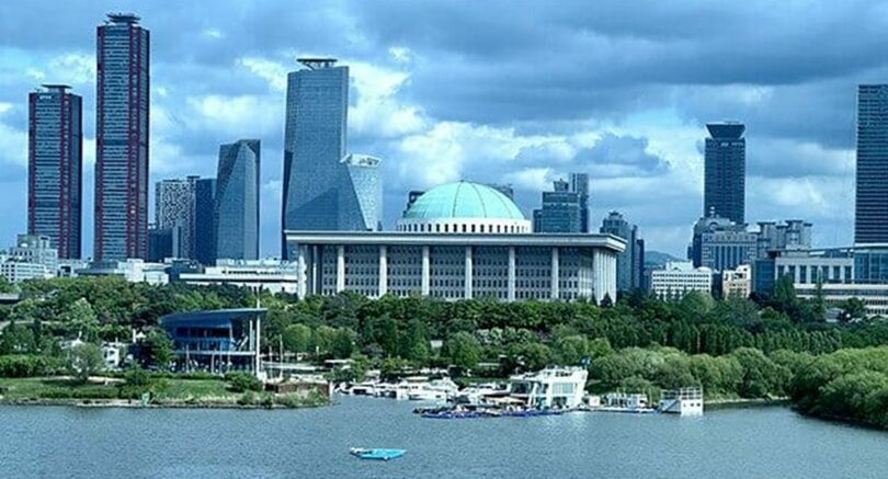 漢江から眺めた汝矣島の国会議事堂の全景(c)KOREA WAVE