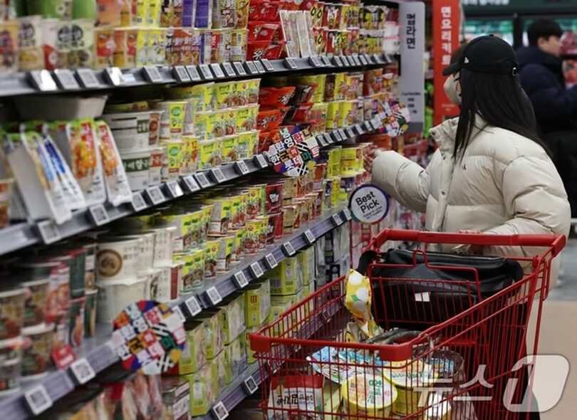 ソウル市内の大型スーパーでラーメンを購入する外国人観光客(c)news1