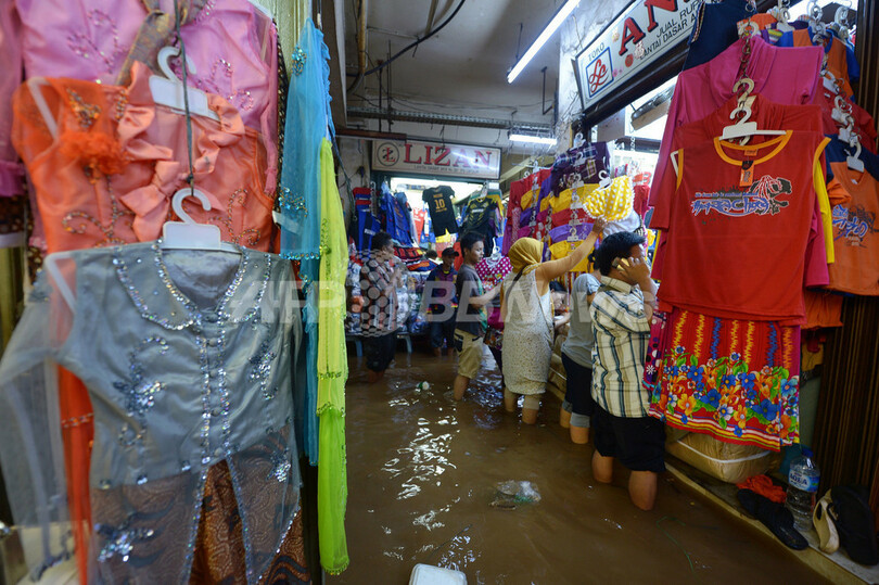 インドネシア首都で洪水、1万人避難
