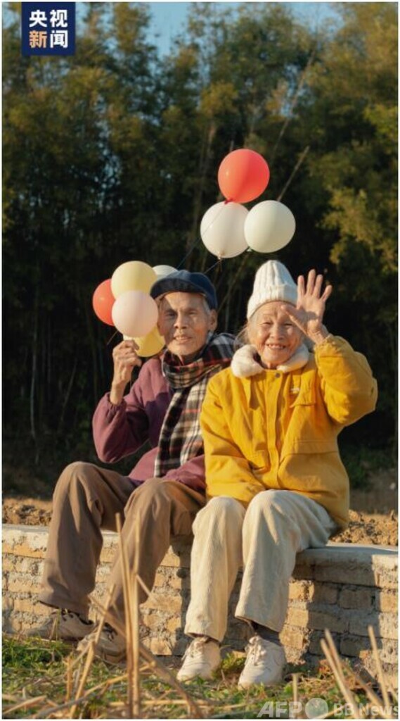 20代の孫娘、90代の祖父母のいきいきとした姿を写す