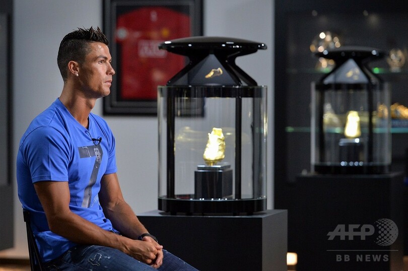 ロナウドがホテル「CR7」内の記念館を訪問、ろう人形と一緒にポーズも