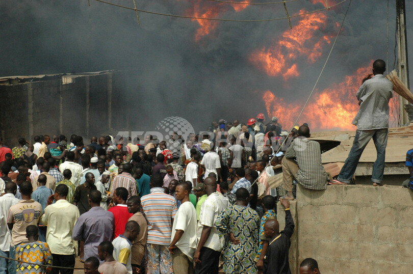 ナイジェリアで石油パイプライン破裂、爆発で約100人死亡 掘削機が原因
