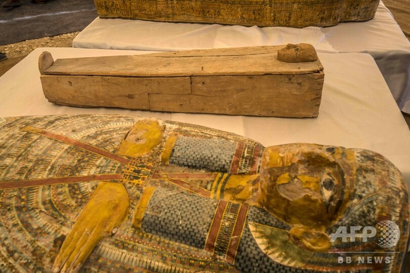 エジプト遺跡でひつぎ30個発掘、3000年を経ても色彩豊か