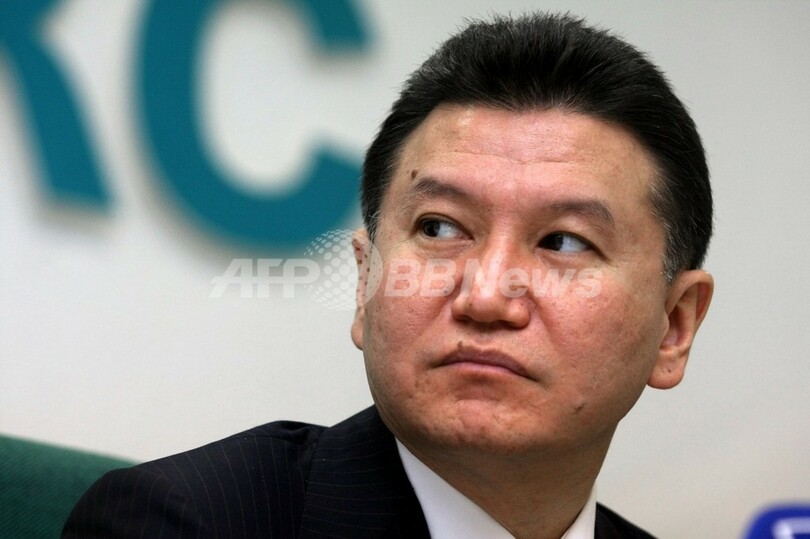 カダフィ大佐「退くべき役職ない」、チェス連盟会長との対戦で