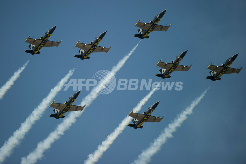 ブライトリング・ジェットチーム、マレーシアで曲芸飛行を実演
