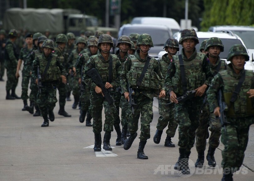 タイ軍がクーデター、夜間外出禁止令も