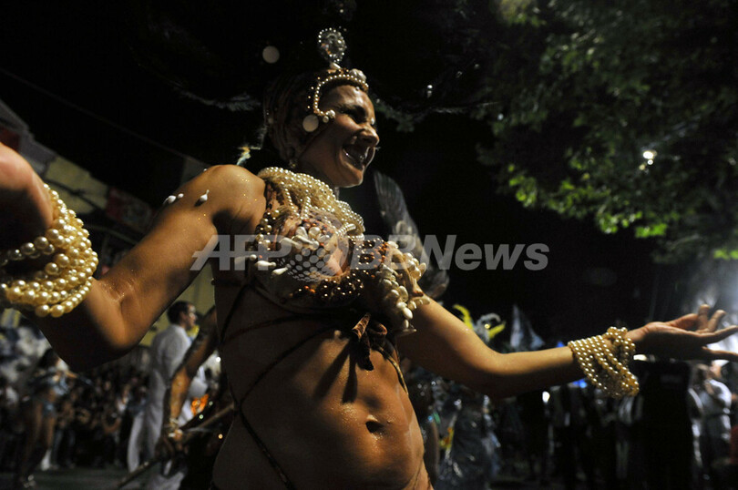 ウルグアイの「ジャマーダス」パレード最高潮に