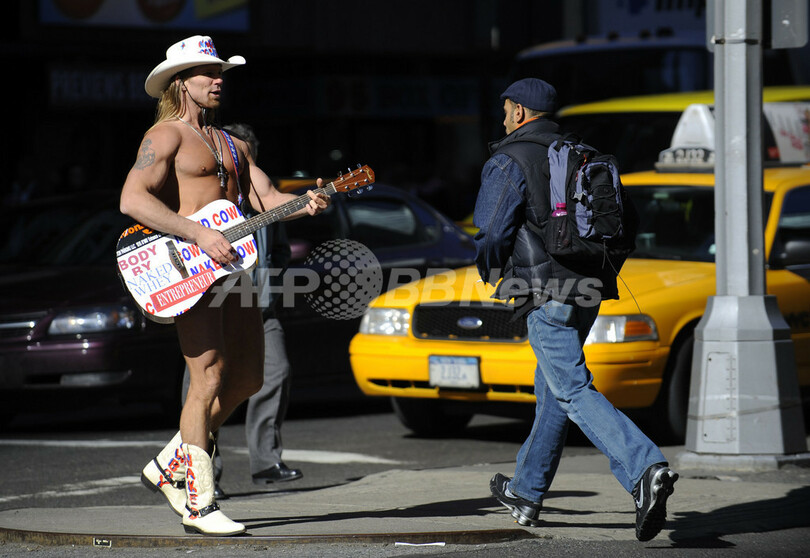 NYに帰ってきた「裸のカウボーイ」、ギター片手に