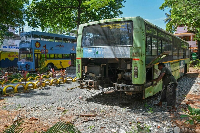 廃車の公共バスを改造して子どもたちの教室に インド