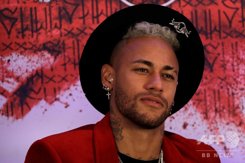 ネイマールが豪華誕生日パーティー、松葉づえ姿で参加者もてなす