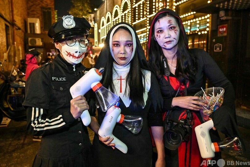 ハロウィーン直前、ソウルの繁華街で仮装する人々