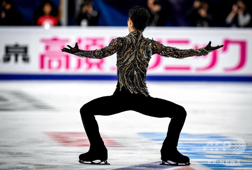 羽生がロシア杯優勝、右足首負傷も滑り切る GP2連勝