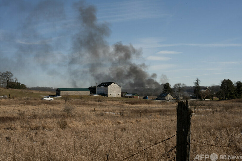 米オハイオ州で貨物列車が脱線・炎上 危険物質を積載