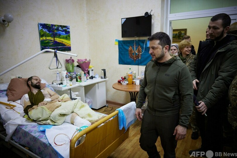 ゼレンスキー大統領、軍の病院訪問