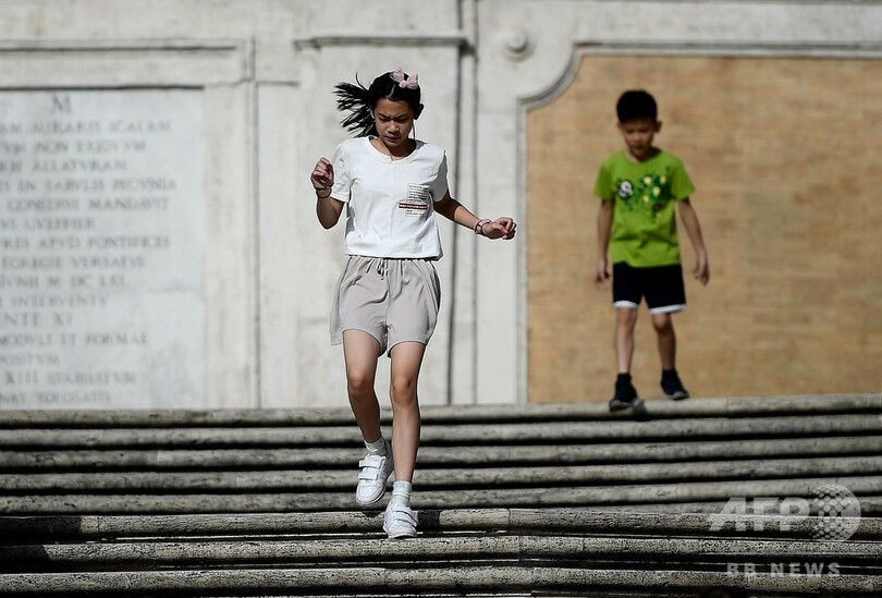 『ローマの休日』の階段、腰掛け禁止に 市の観光客対策で イタリア