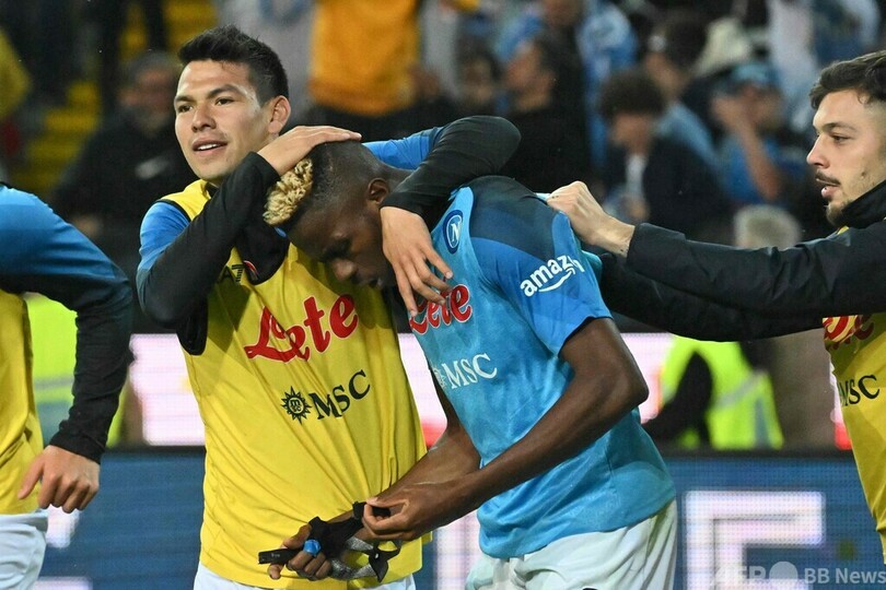 ナポリが33年ぶりセリエA制覇 歓喜のサポは敵地ピッチ乱入