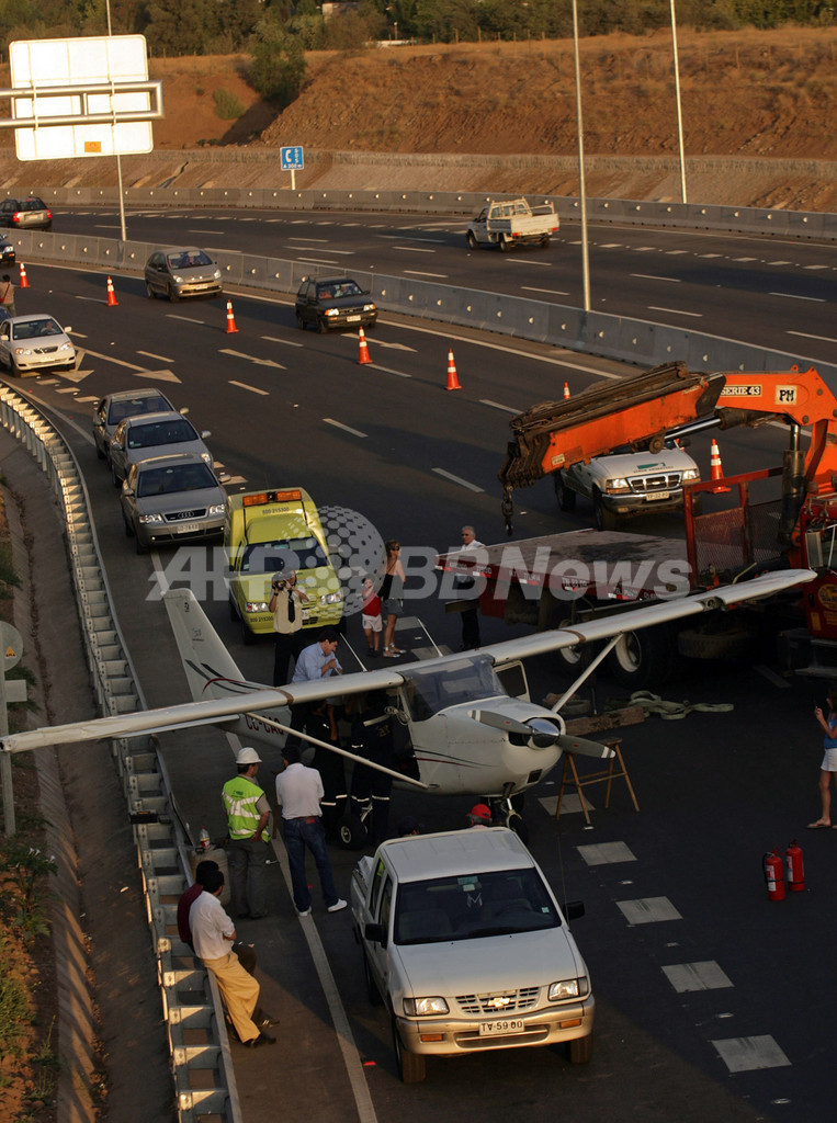 小型機が高速道路に不時着、チリ