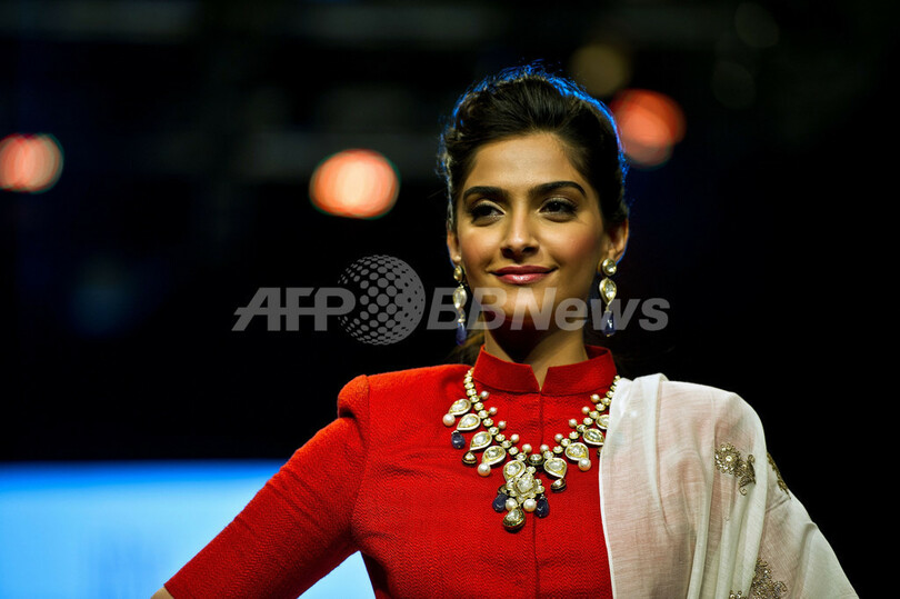 宝飾品ファッションショー、インド首都で開催