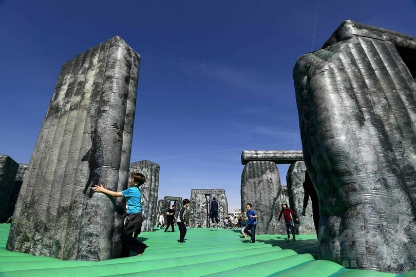 伊ミラノに英古代遺跡ストーンヘンジ登場