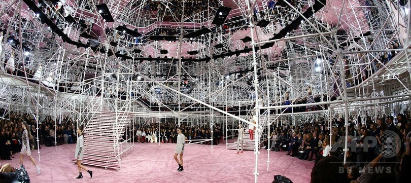 50～70年代の要素を取り入れた新たな女性像を提案、「ディオール」15年春夏オートクチュール