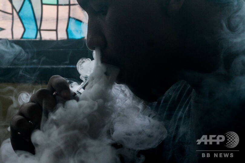 比、公の場での電子たばこ使用者逮捕へ 大統領が禁止命令