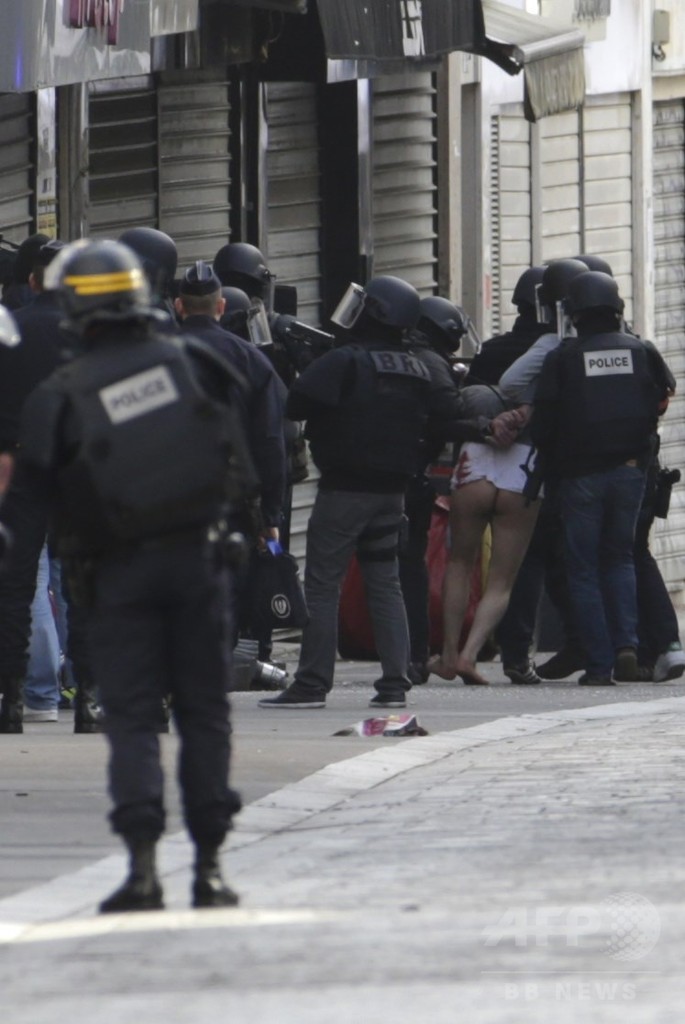 パリ郊外で襲撃事件の容疑者7人拘束、作戦終了 仏警察