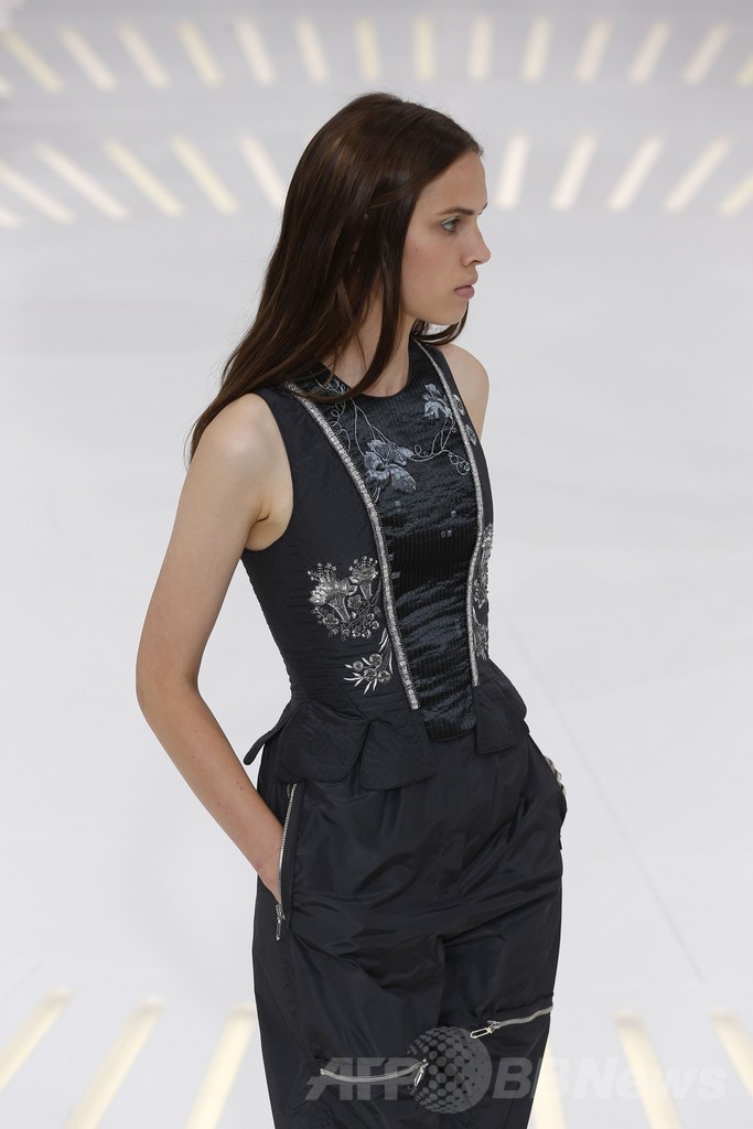 過去の中にあるモダニティー、「ディオール」14/15年秋冬オートクチュール