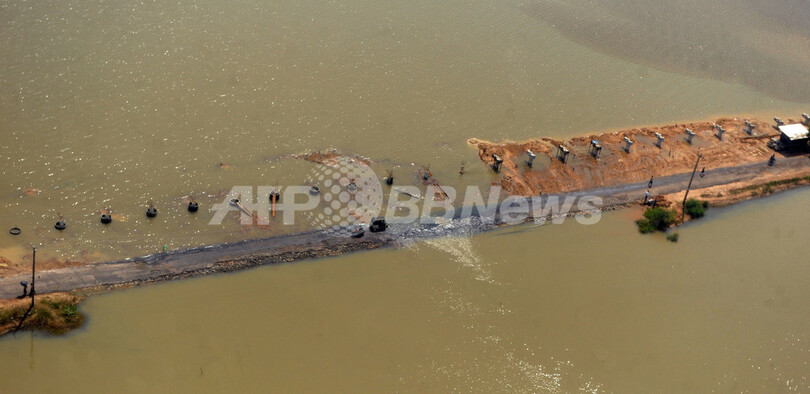 洪水のスリランカ、避難民が地域庁舎に殺到 職員3人負傷か