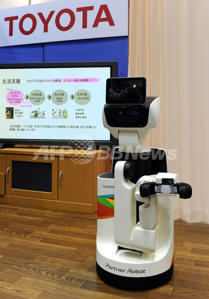 拾ったり運んだりお手伝いします、トヨタの「介助犬」ロボット