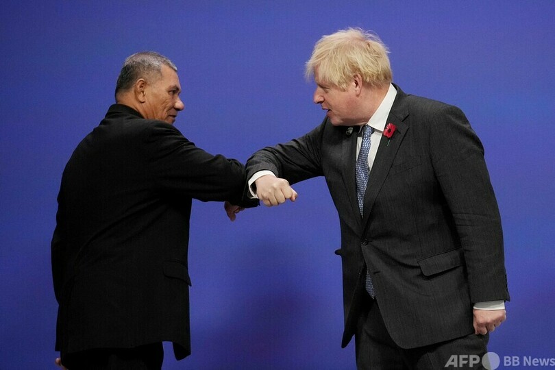 島国ツバルの外相、海に立ち気候対策呼び掛け