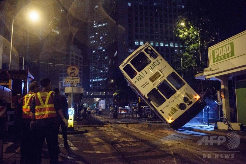 香港で路面電車が横転、14人負傷 運転士を逮捕