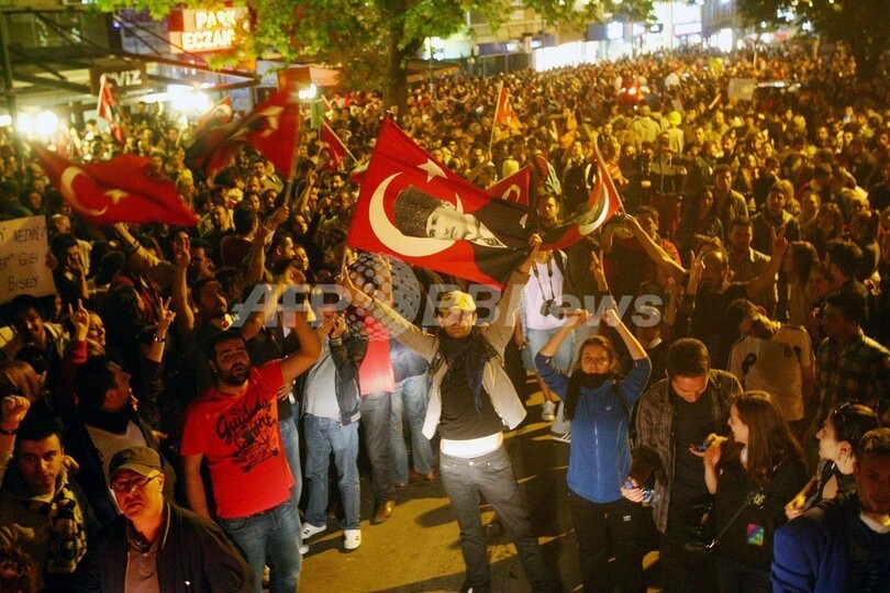 トルコ反政府デモ7日目、首相「再開発続行」宣言で火に油注ぐ