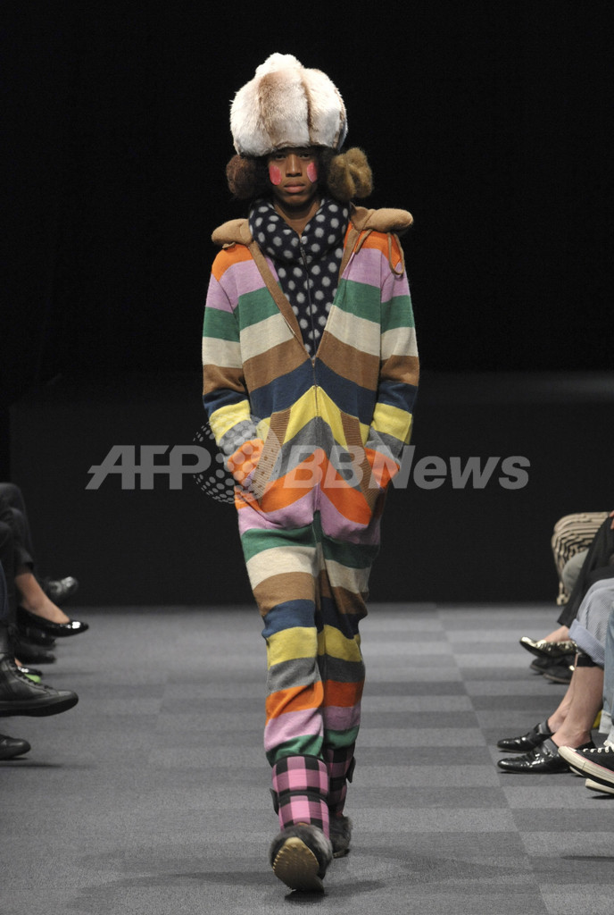 ＜09/10年秋冬東京・コレクション＞メルシーボークー、新作を発表