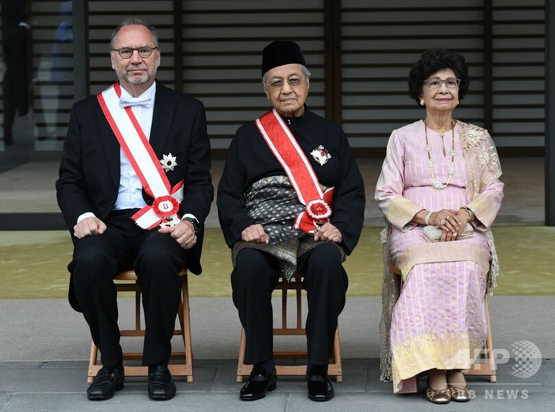 来日中のマハティール首相 桐花大綬章を受章 安倍首相とも会談