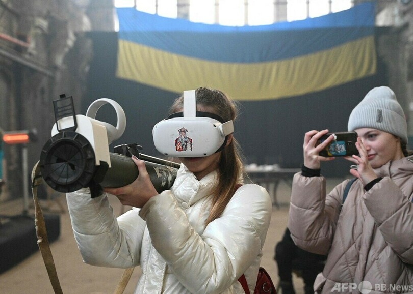 対戦車ミサイルを「体験」 ウクライナで「勝利の兵器」展