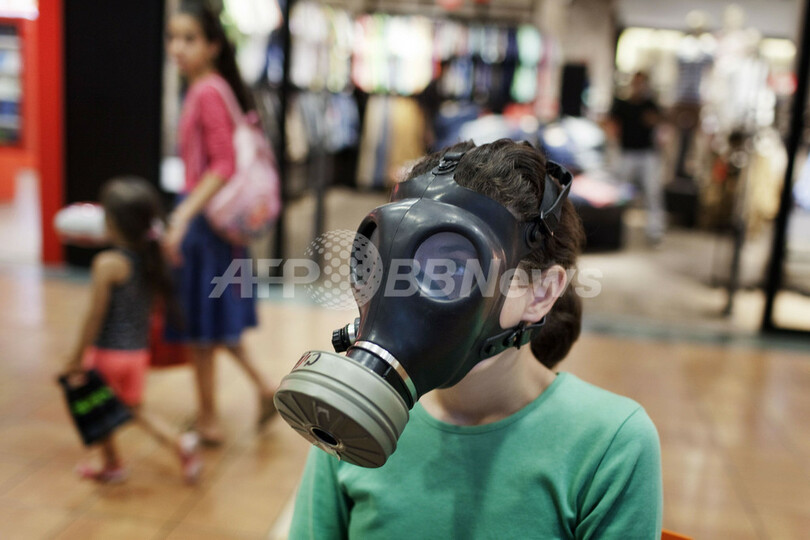 ガスマスクを受け取る子どもたち、イスラエル