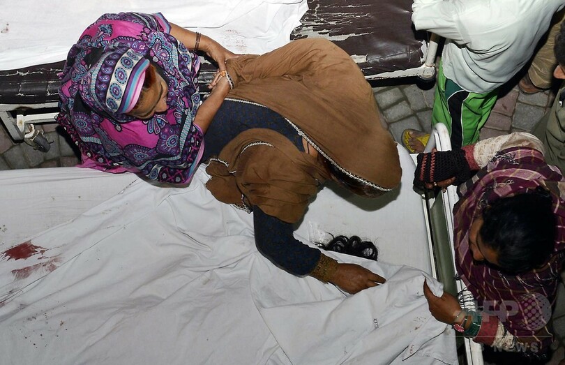 パキスタンで自爆攻撃、55人死亡 インド国境近く