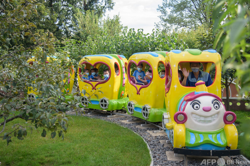 お遊戯会におやつタイム 北朝鮮の孤児院