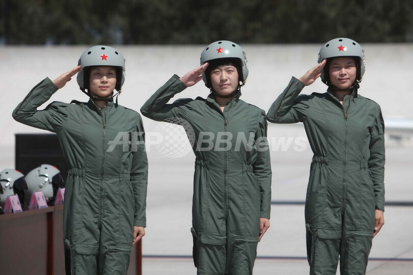 中国初の女性戦闘機パイロット、「レディース」用ヘルメット・制服に笑顔