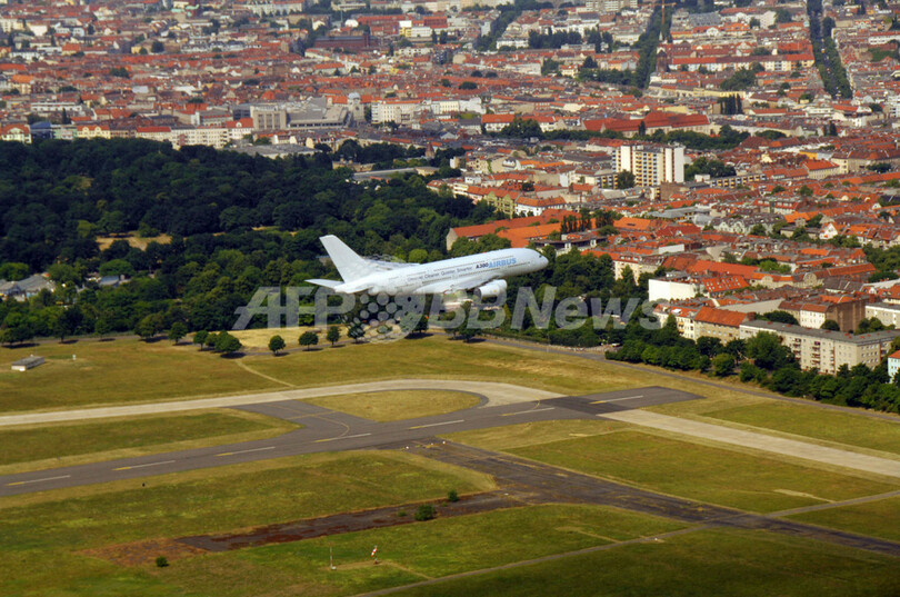 ベルリン空輸作戦から60年、A380が記念飛行