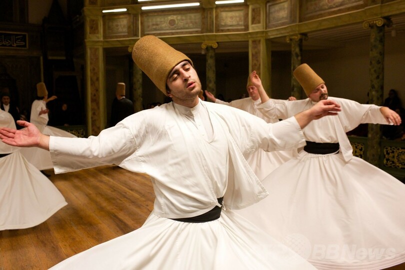 幻想的なスーフィーの旋回舞踊