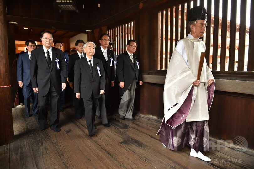 安倍首相、靖国神社に玉串料奉納 議員ら集団参拝