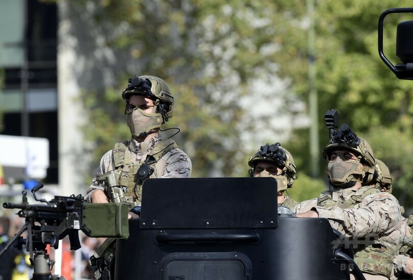 スペイン軍戦闘機が墜落、操縦士1人死亡 祝日の軍事ショーで