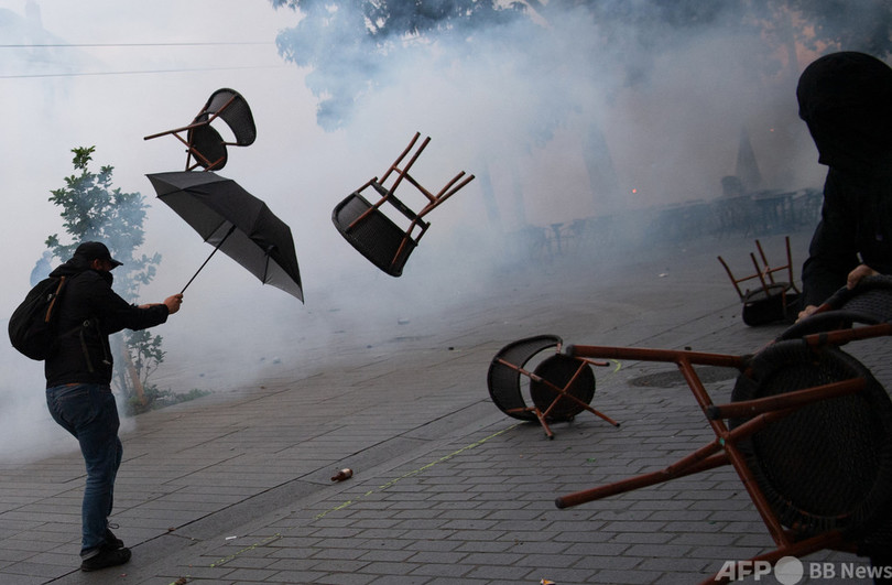 【今日の1枚】飛び交う椅子、仲間の死に抗議